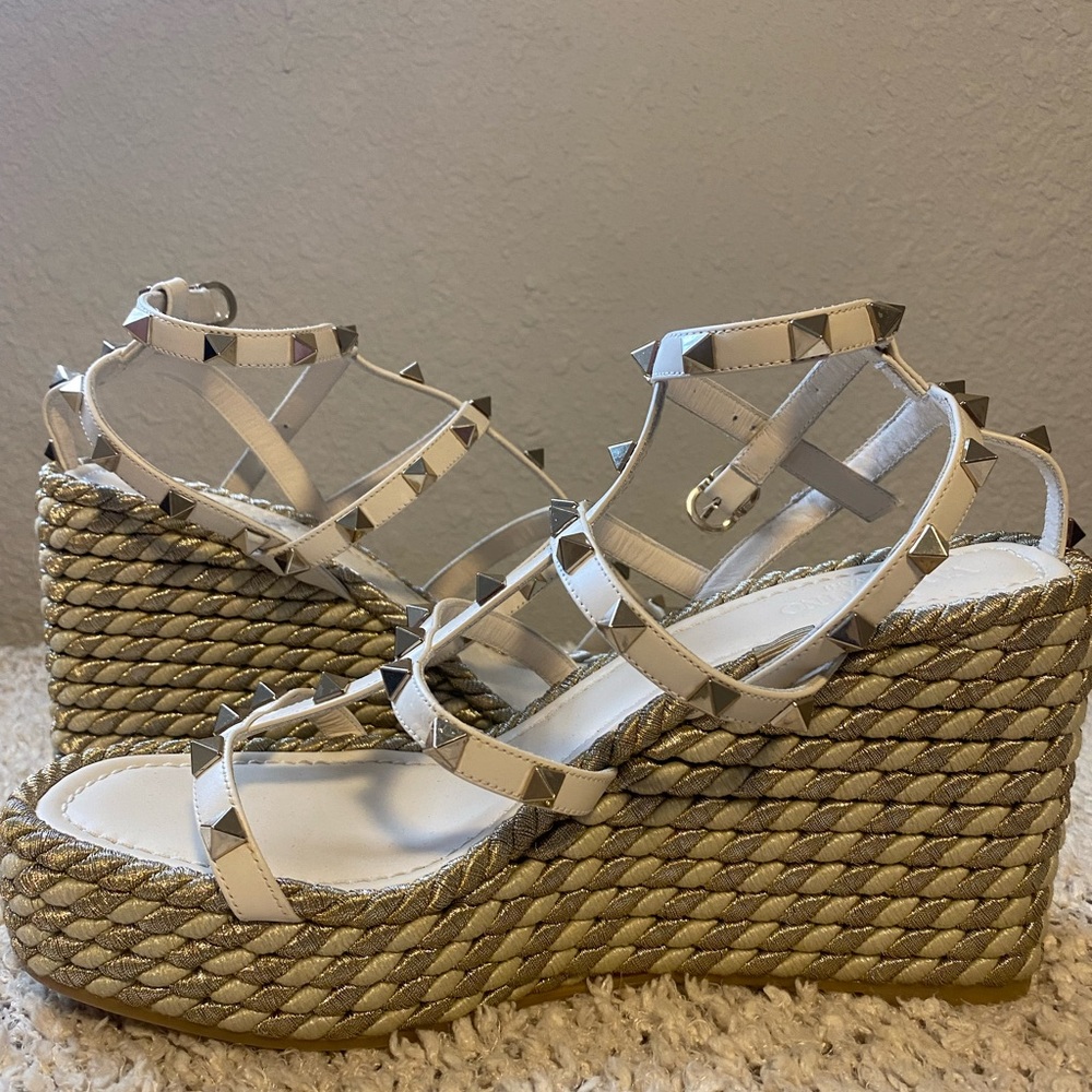 VALENTINO ROCKSTUD CALFSKIN WEDGE SANDAL WITH STRAPS 95 MM
SIZE 39
